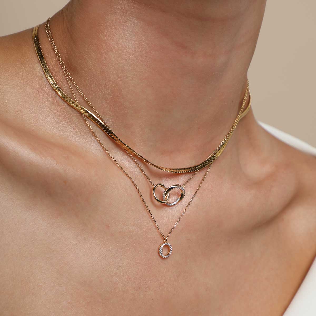 O Initial Pavé Pendant Necklace in Gold