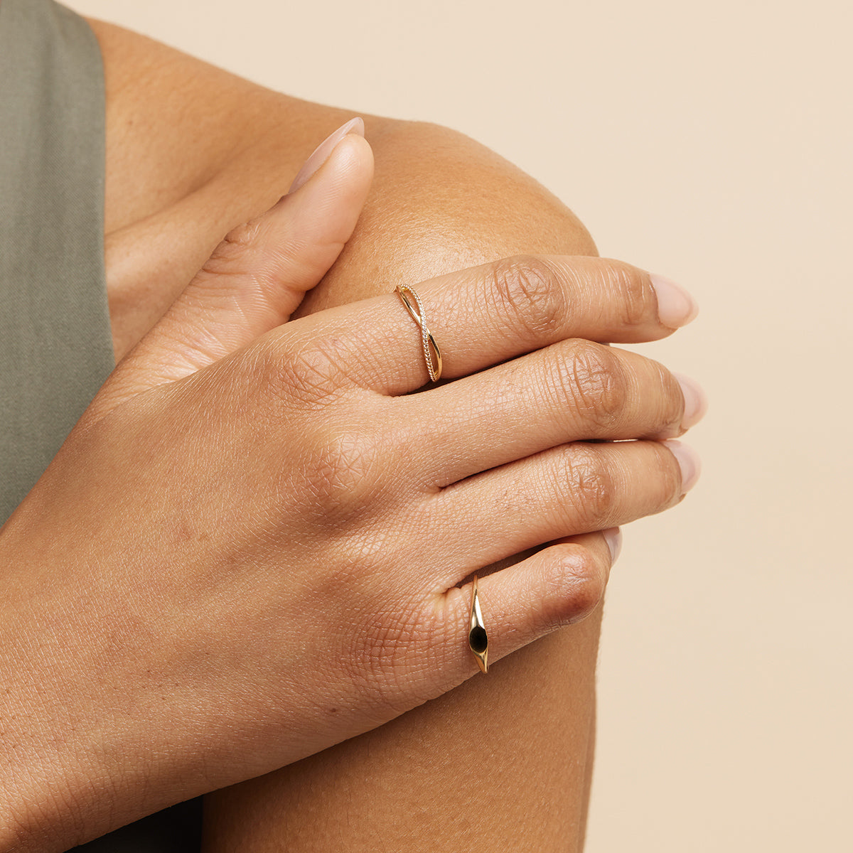 Infinite Topaz Pavé Ring in Solid Gold