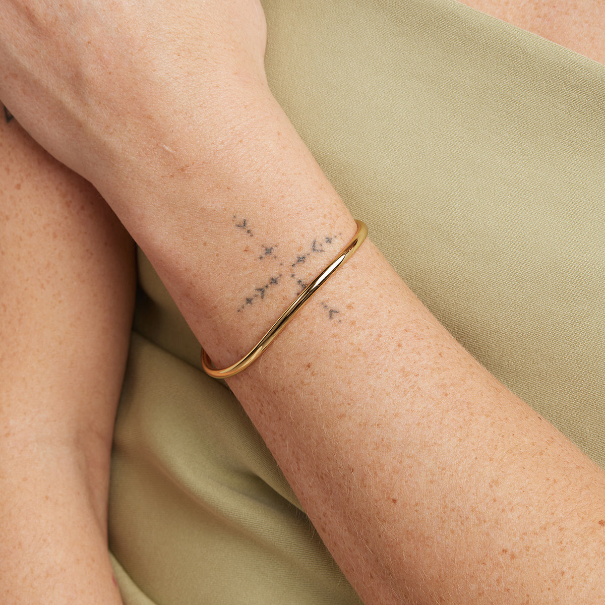 18k Gold Plated Jewellery - Infinite Cuff in Gold - Bracelets - Astrid & Miyu