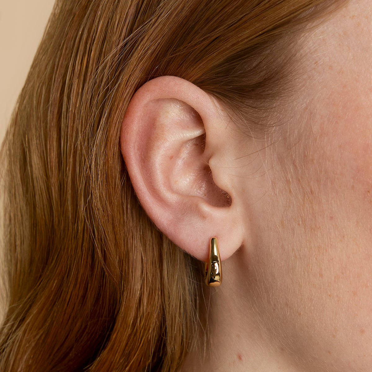 Saddle Small Hoops in Gold-Astrid & Miyu