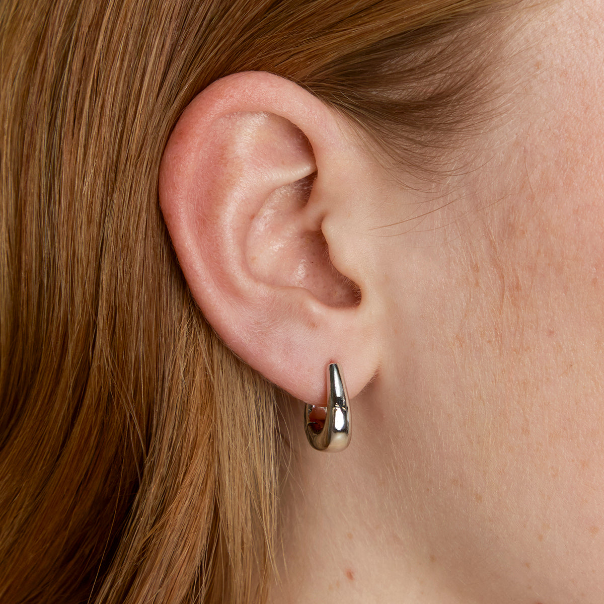 Saddle Small Hoops in Silver-Astrid & Miyu