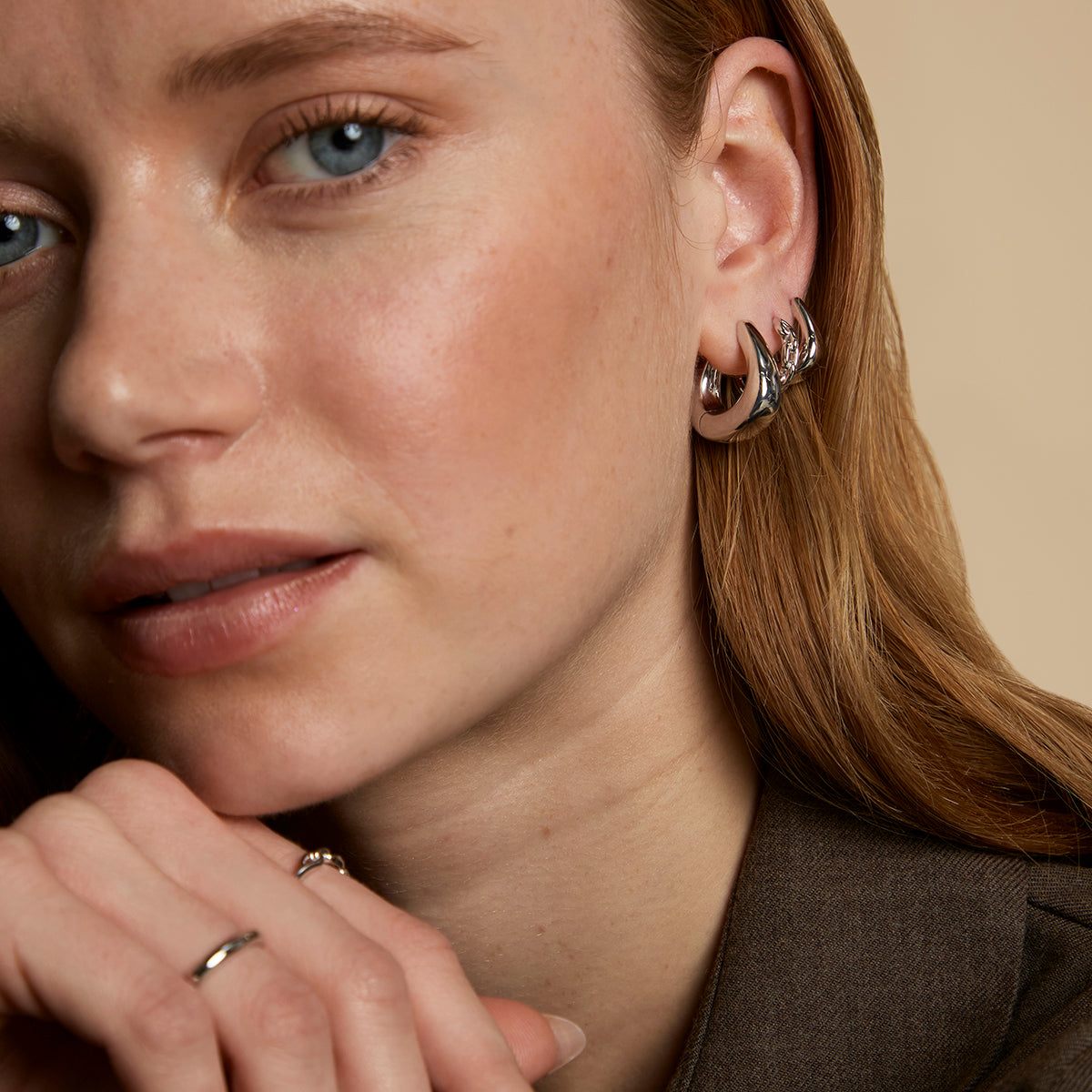 Saddle Small Hoops in Silver-Astrid & Miyu