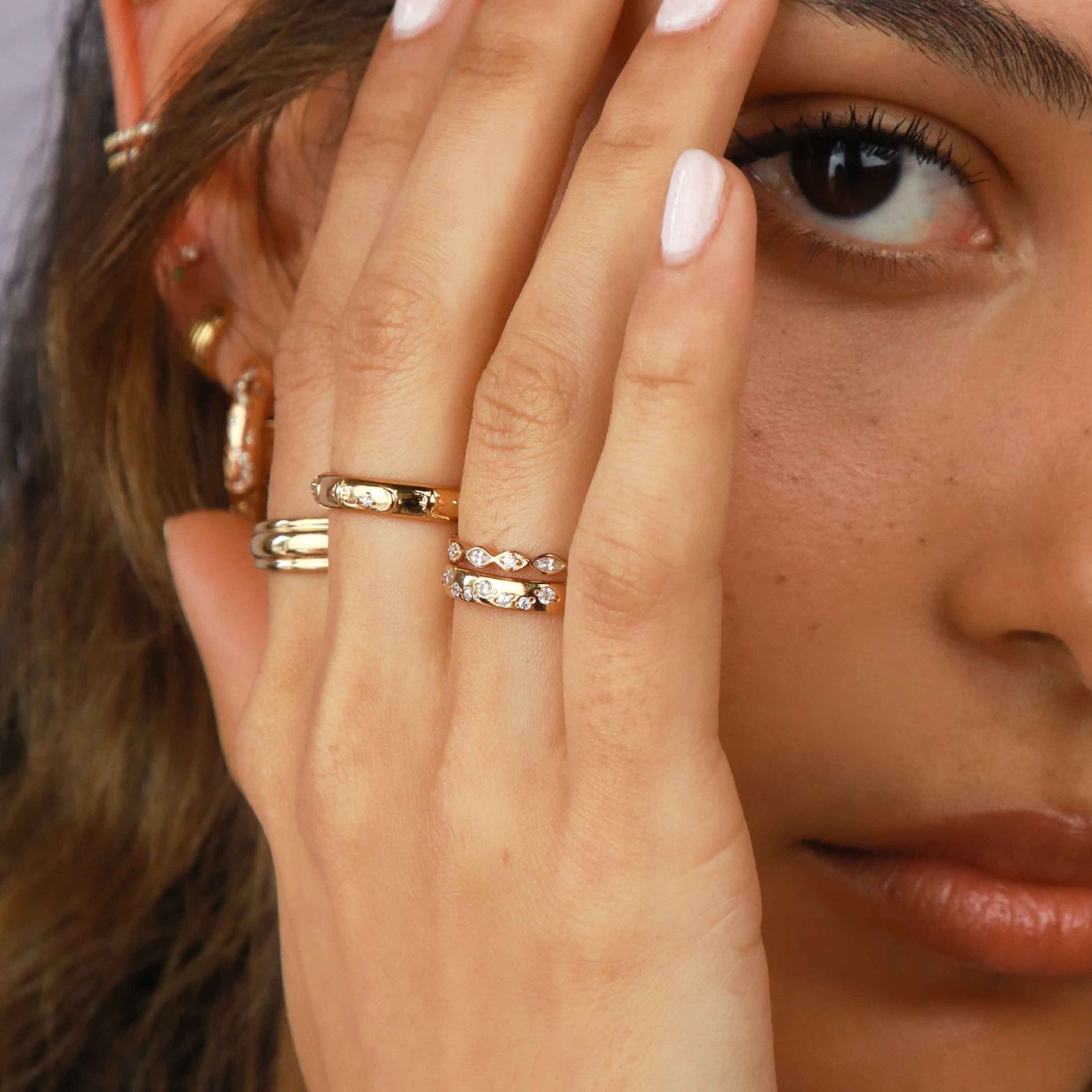 Navette-Crystal-Band-Ring-Sgold_worn