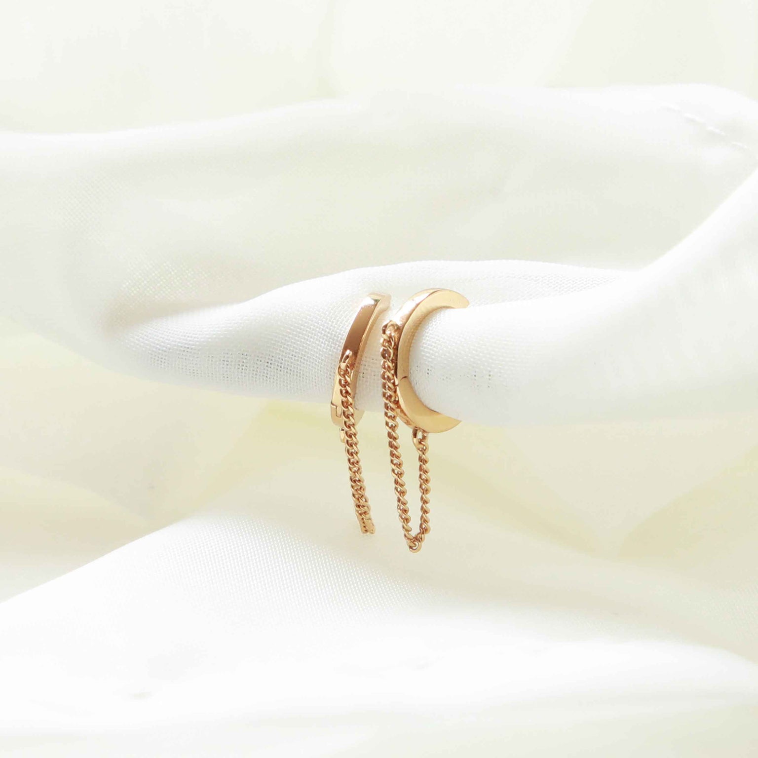 Chain Huggies in Gold