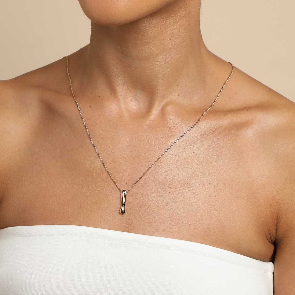 18k Gold Plated Jewellery - I Initial Bold Pendant Necklace in Gold - Pendant Necklace - Astrid &amp; Miyu