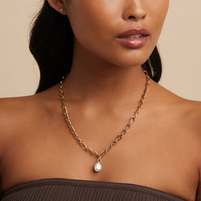 Infinite Pearl Bold Lariat Necklace in Gold