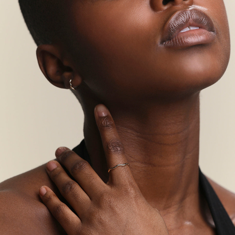 Scalloped Band Ring in Solid Gold-Astrid &amp; Miyu