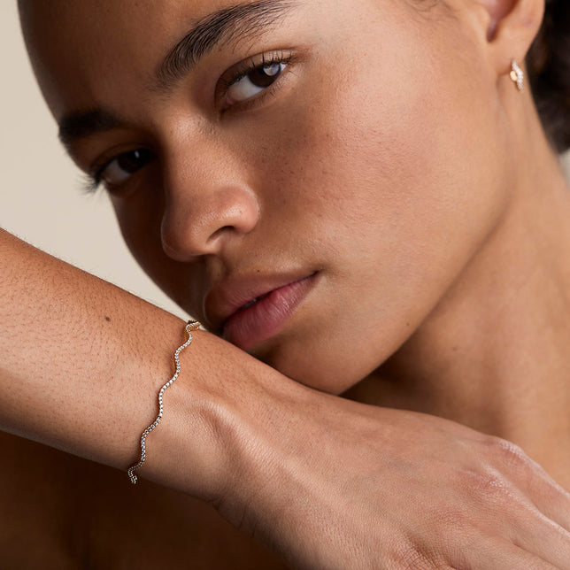 Scalloped Tennis Chain Bracelet in Gold-Astrid &amp; Miyu