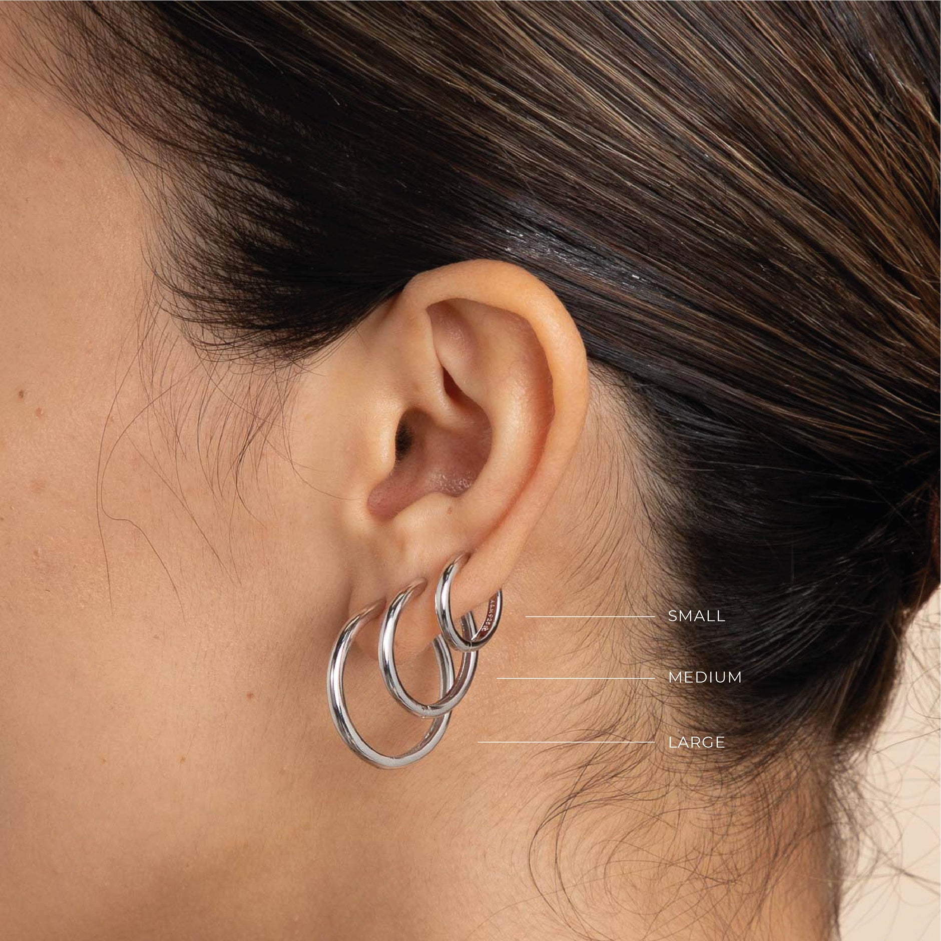 Core Collection SS23 - Essential Medium Hoops in Silver - Hoop Earrings - Astrid &amp; Miyu