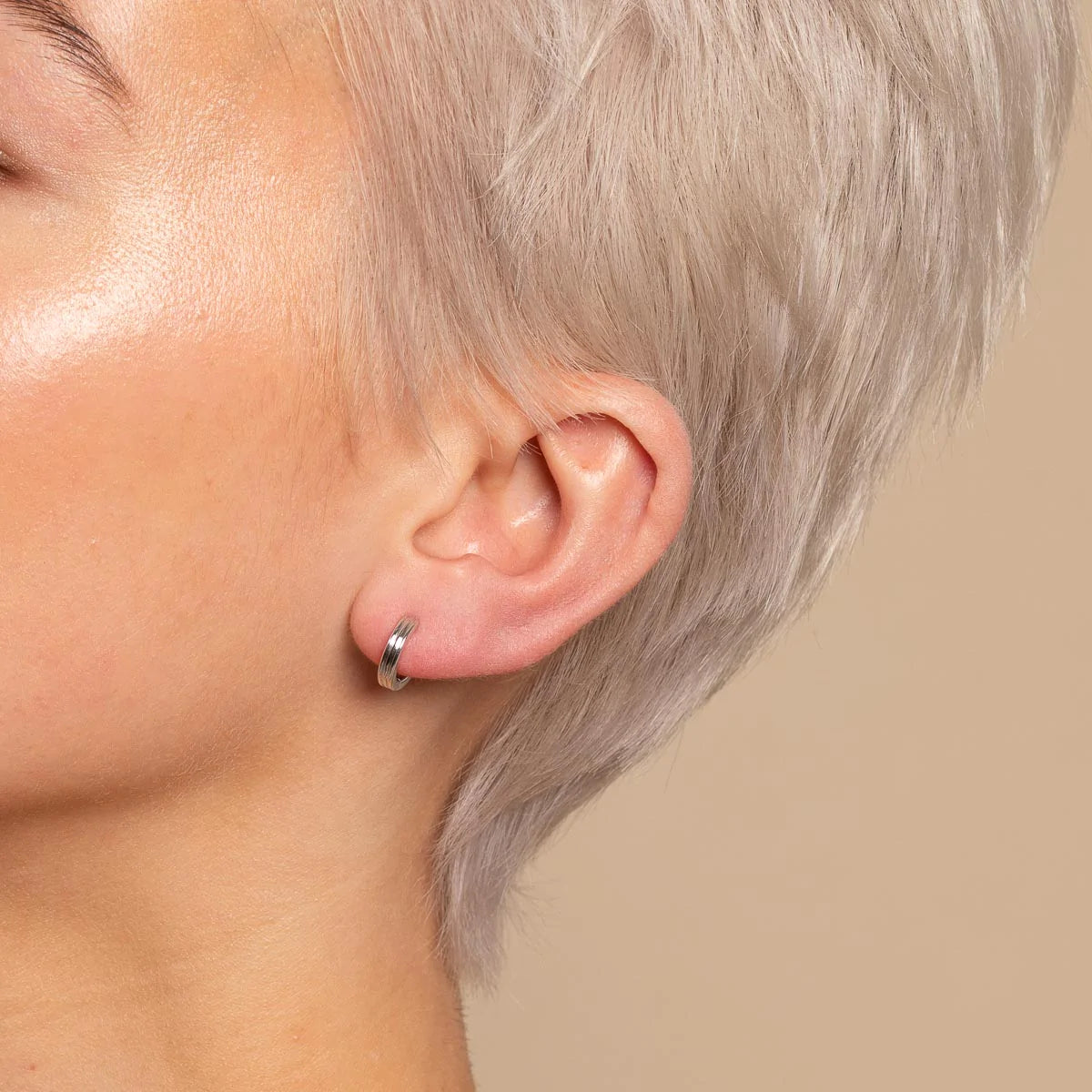 Pleated Hoop 8mm in Silver worn