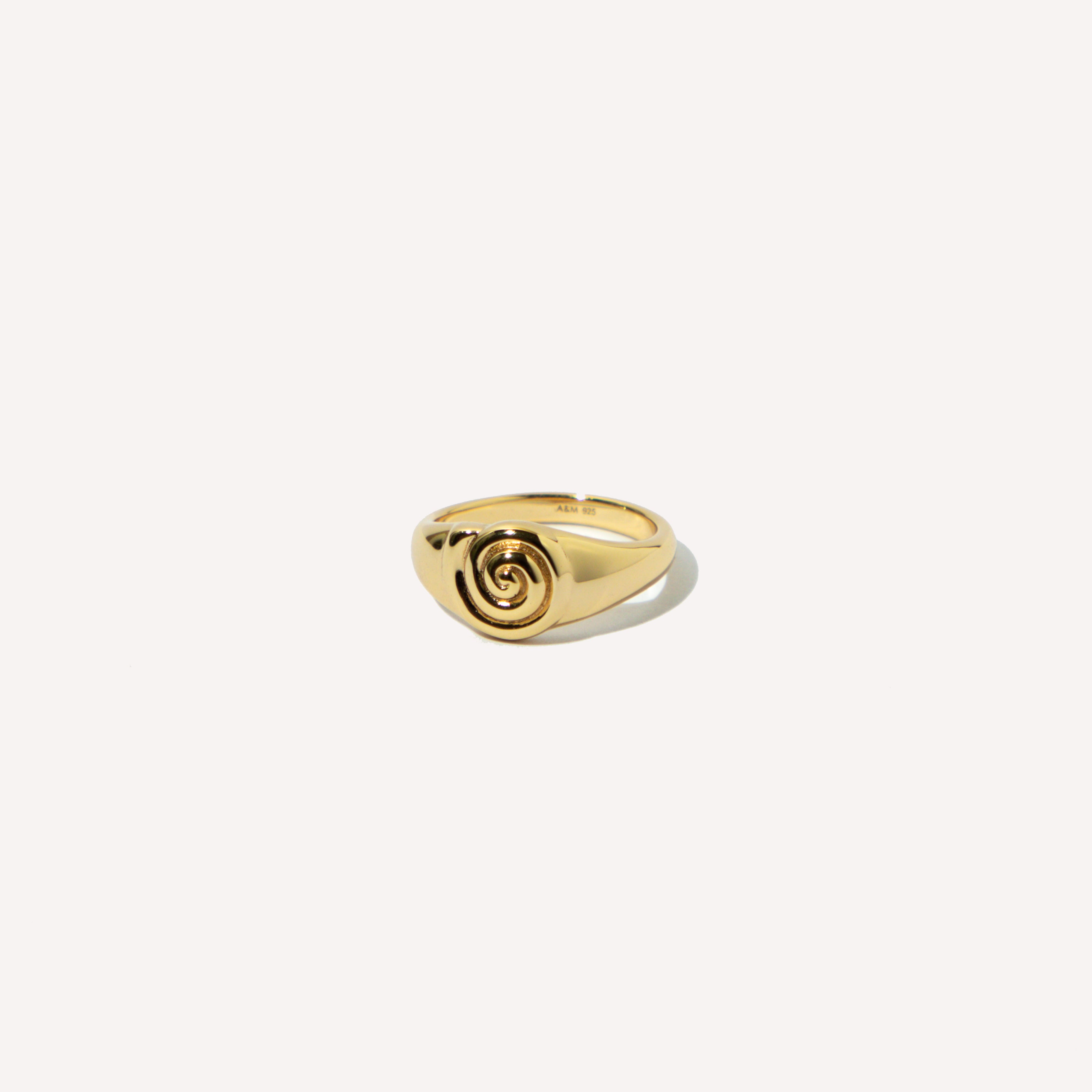 Shell Signet Ring in Gold
